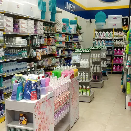 Estantes específicas para produtos de limpeza