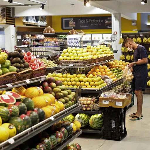 Gôndolas para lojas e distribuidoras alimentícias